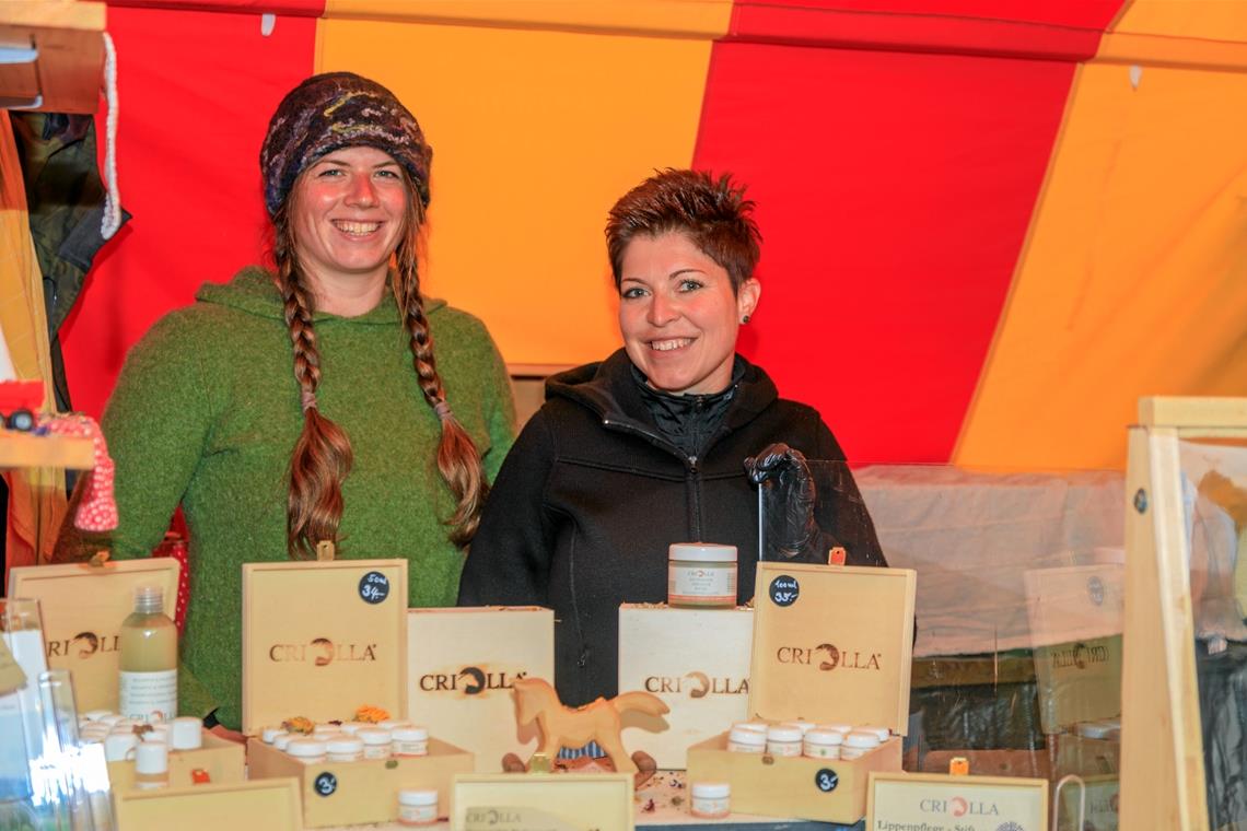 Markttag für ein wetterrobustes Publikum Lissi Langer und Steffi Fiedler (von links) mit einer Auswahl von Produkten, bei denen Stutenvorzugsmilch verwendet wird. Fotos: Stefan Bossow