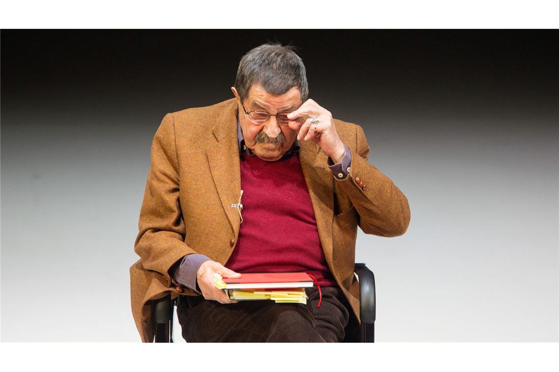 Ripp-Chic für "Drinnies"? Warum es ein Cord-Comeback gibt Literaturnobelpreisträger in Cordhose: Der Schriftsteller Günter Grass (1927-2015) liest aus seinen Gedichten vor. (Archivbild von 2013)