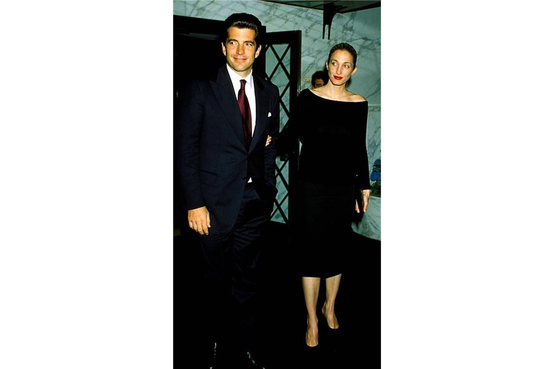 Wie wurde sie 25 Jahre nach ihrem Tod zur Modeikone? „Little Black Dresses“ besaß Carolyn Bessette-Kennedy in Hülle und Fülle – mit ihnen ist man ruckzuck gut angezogen.