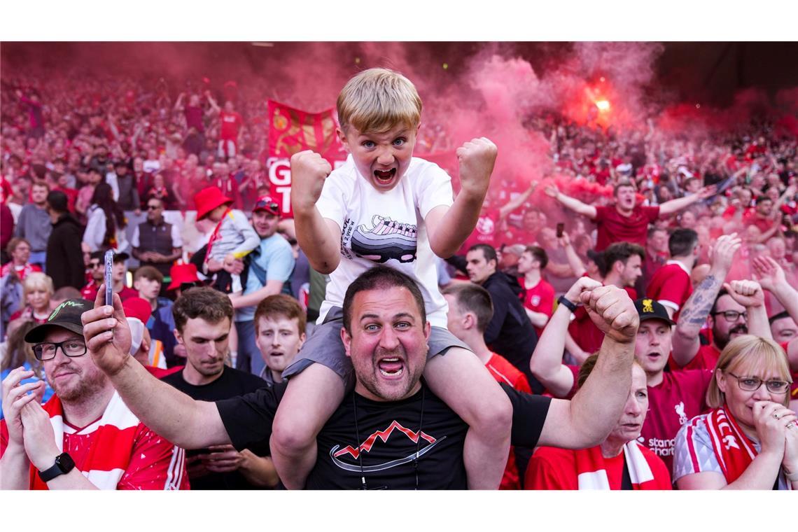 Bilder des Tages Liverpooler Fans feiern nach dem Sieg ihrer Mannschaft.