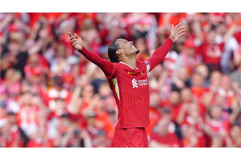 Liverpools Kapitän Virgil van Dijk feiert mit seinem Team die Meisterschaft.