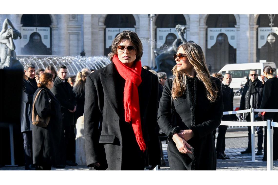 Liz Hurley und ihr Sohn Damian bei der Trauerfeier für den verstorbenen Modeschöpfer Valentino.