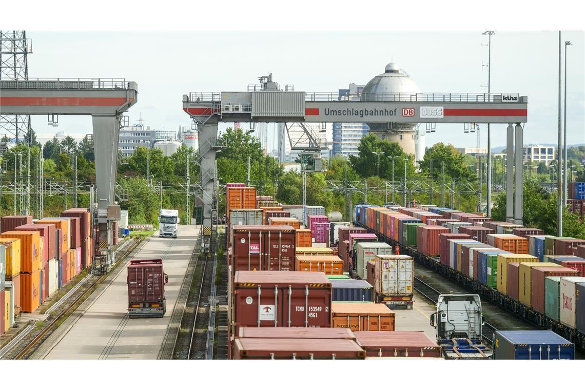 Wie man in Kornwestheim Containern über die Alpen hilft LKW stellen sich unter dem Kran an.