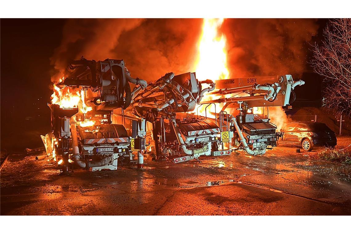 Bilder des Tages LKWs brennen in Berlin - insgesamt 16 Fahrzeuge fangen in der Nacht Feuer