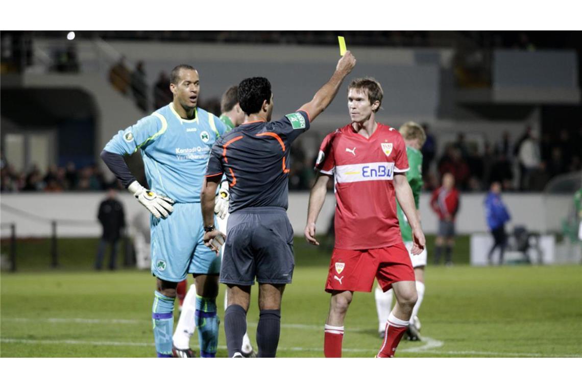 Loboué im DFB-Pokal für Greuther Fürth gegen den VfB mit Aleks Hleb.