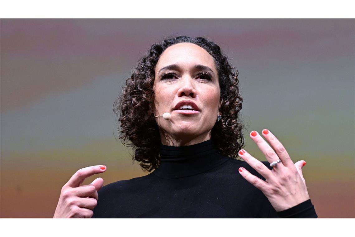 Locken ab: Nicole Büttner löst ihre Wettschulden ein.