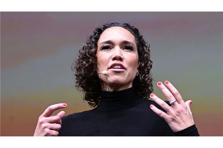 Locken ab: Nicole Büttner löst ihre Wettschulden ein.