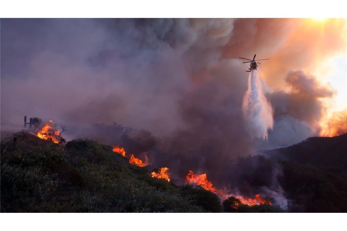 Inferno in Los Angeles – Schwere Brände an der US-Westküste Löscharbeiten aus der Luft sind wegen schwerer Winde kaum möglich. (Foto aktuell)