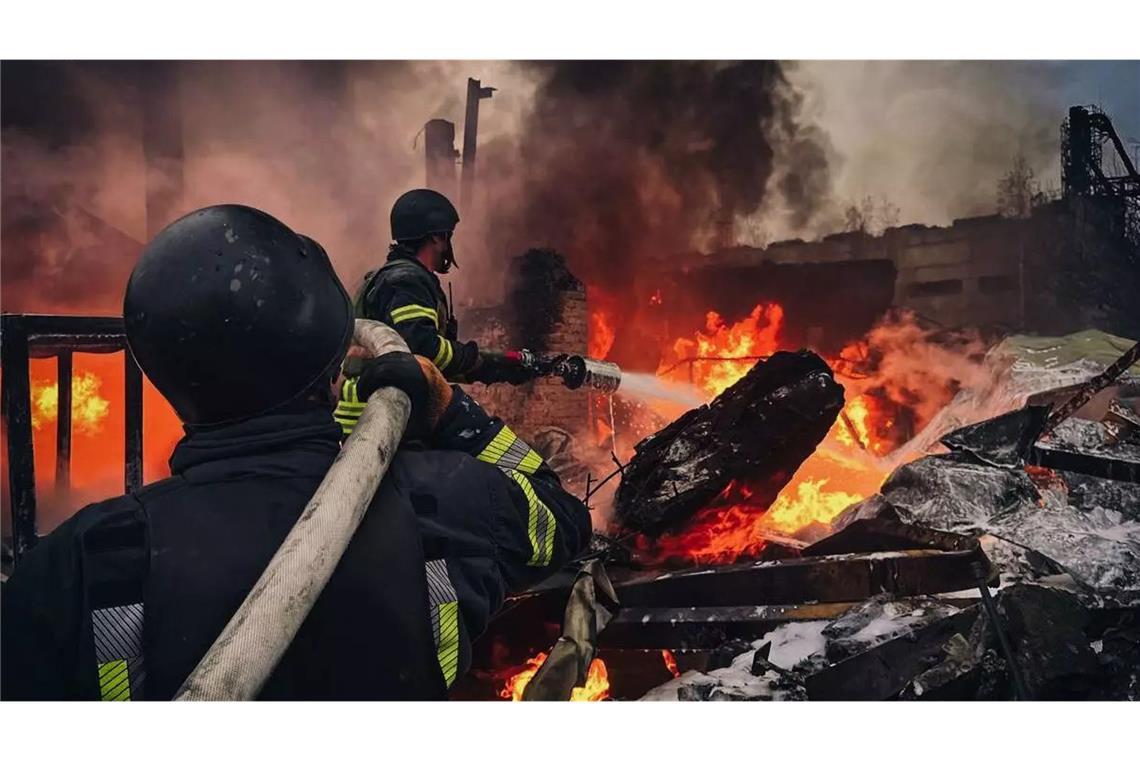 Löscharbeiten nach einem russischen Raketenangriff auf Kiew.