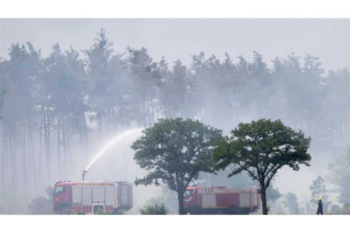 Waldbrände in Sachsen und Thüringen - Großeinsätze dauern an Löschfahrzeuge der Feuerwehr sind in Sachsen in der Gohrischheide im Einsatz.