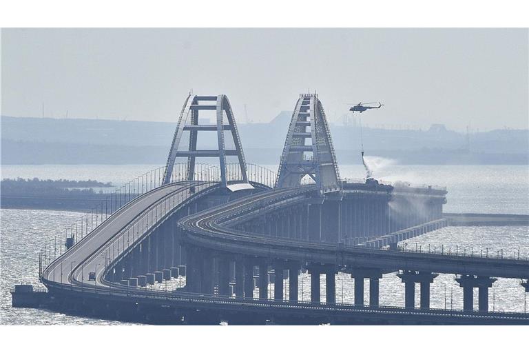 Löschhubschrauber über der Krim-Brücke im Oktober 2022.