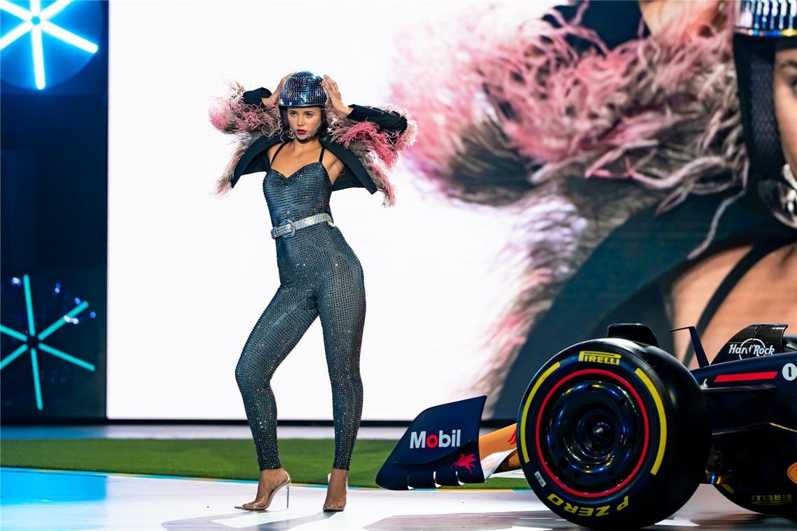 Lola beim Entscheidungswalk in Folge 8.