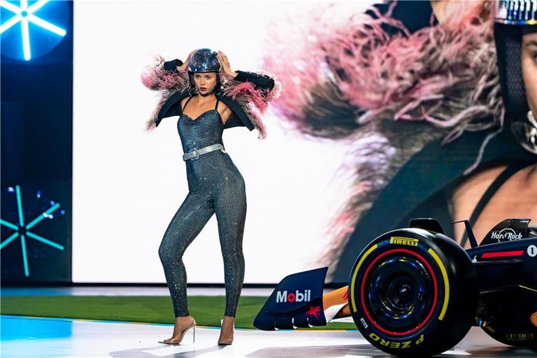 Lola beim Entscheidungswalk in Folge 8.