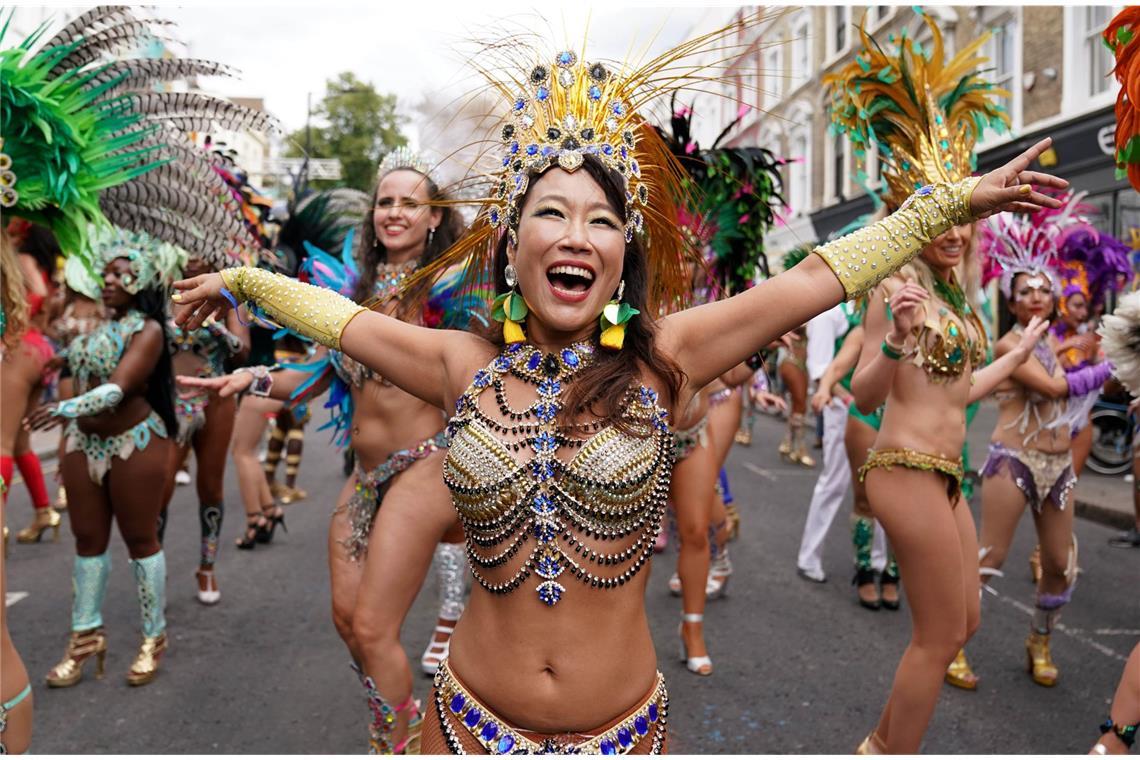 Warum ist der 11.11. Karnevalsbeginn? London – Darstellerinnen nehmen am 29. August 2022 am Notting Hill Carnival teil: Der Notting Hill Carnival ist eine mehrtägige Veranstaltung unter freiem Himmel, die jährlich am letzten Augustwochenende im Stadtteil Notting Hill stattfindet. Der Carnival zieht bis zu zwei Millionen Teilnehmer und Schaulustige an und ist damit eine der größten Massenveranstaltungen in Europa.
