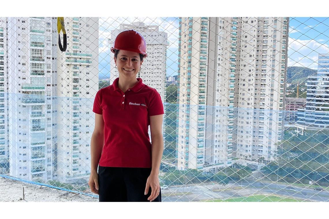 Lorena Brandt leitet den Brandschutz beim Schwarzwälder Befestigungsspezialisten Fischer und ist weltweit unterwegs - hier auf einer Großbaustelle im brasilianischen São Paulo.