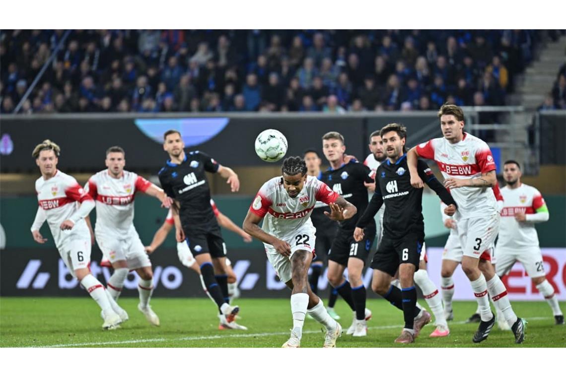 Lorenz Assignon köpft den Ball aus dem Strafraum.