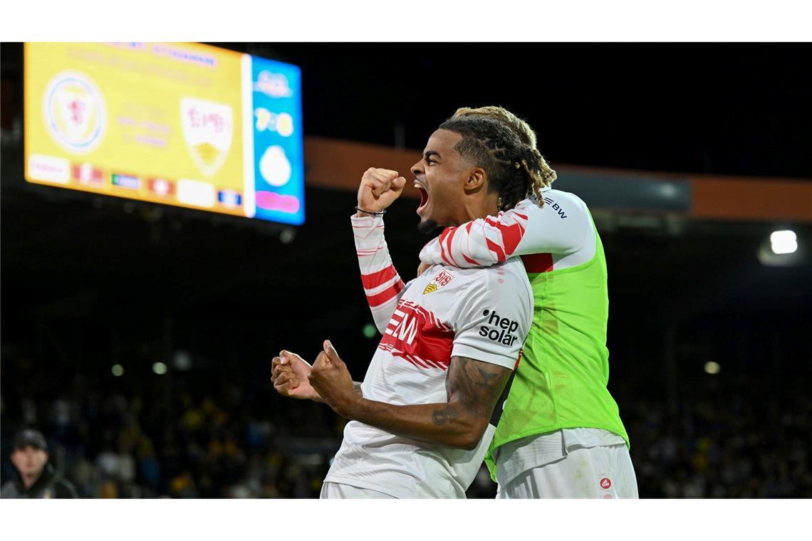 Bilder des Tages Lorenz Assignon vom VfB Stuttgart jubelt nach seinem Elfmeter im Elfmeterschießen gegen die Eintracht Braunschweig.