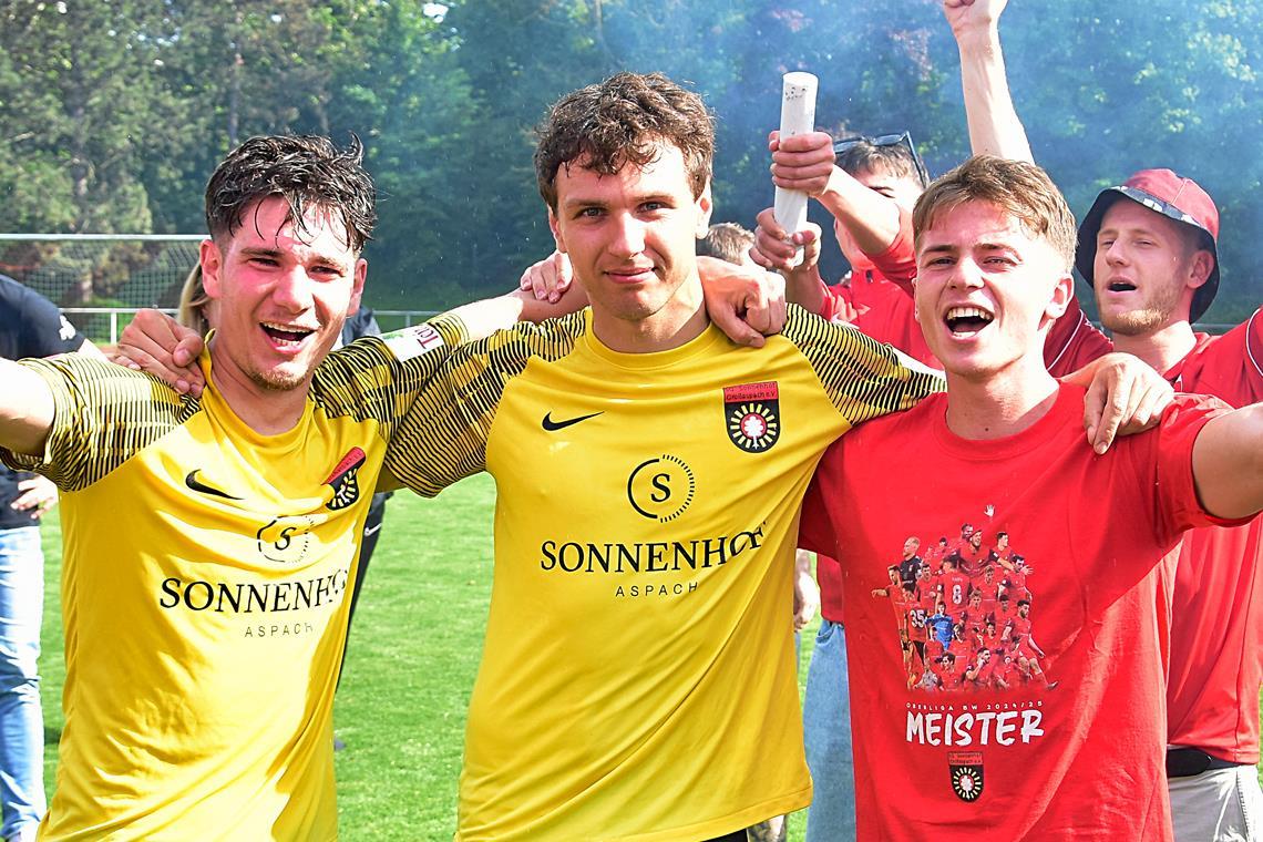 Lorenz Ender (links) feierte im Sommer mit Valentyn Podolsky (Mitte), Christian Mistl und der SG Sonnenhof Großaspach das Double aus Oberliga-Meisterschaft und WFV-Pokalsieg. Nach dem Winter trägt er nun das Trikot des Oberligisten TSG Backnang. Foto: Tobias Sellmaier