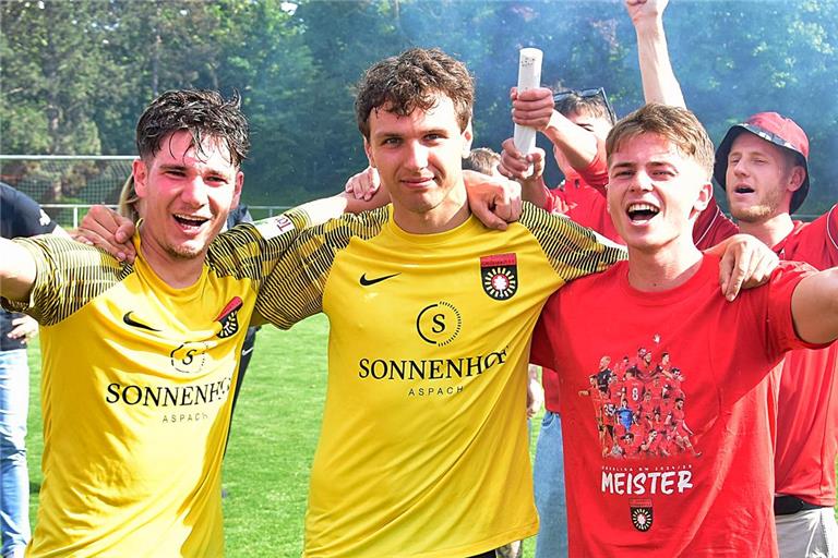 Lorenz Ender (links) feierte im Sommer mit Valentyn Podolsky (Mitte), Christian Mistl und der SG Sonnenhof Großaspach das Double aus Oberliga-Meisterschaft und WFV-Pokalsieg. Nach dem Winter trägt er nun das Trikot des Oberligisten TSG Backnang. Foto: Tobias Sellmaier
