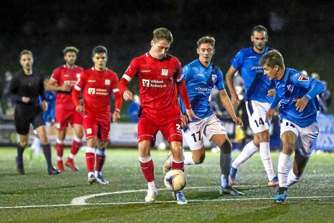 Loris Maier (am Ball) hat zwei Treffer zum 5:2-Heimtriumph der TSG Backnang beigesteuert. Foto: A. Becher