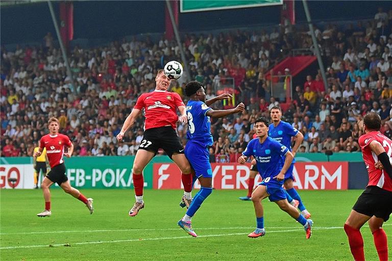 Loris Maier (rotes Trikot) und die SG Sonnenhof Großaspach wehrten sich mit aller Macht. Am Ende hatten Leverkusen und Torschütze Arthur (rechts) aber die Nase vorne. Foto: Tobias Sellmaier