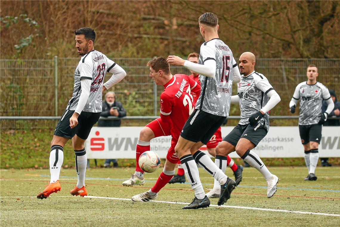 Vorrundenabschluss mit knapper Niederlage Loris Maier und die TSG rutschten im letzten Vorrundenspiel aus. 1:2 verlor Backnang zu Hause das Verfolgerduell gegen Göppingen. Foto: A. Becher
