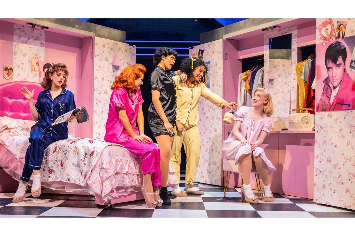 „Grease“: Was Lottie Power anders macht als Olivia Newton-John Lottie Power (rechts) als Sandy in „Grease