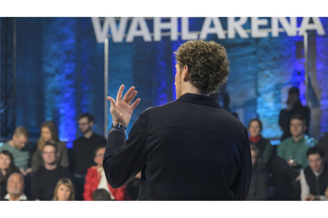 Wie Normalbürger Kanzlerkandidaten ins Schwitzen brachten Louis Klamroth (hier im Bild) und Jessy Wellmer moderierten die ARD-„Wahlarena“.