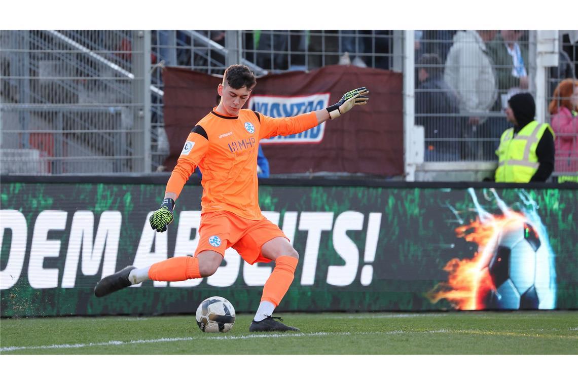 Späte Joker-Tore lassen die Blauen jubeln Louis Lord kam kurzfristig ins Kickers-Torö