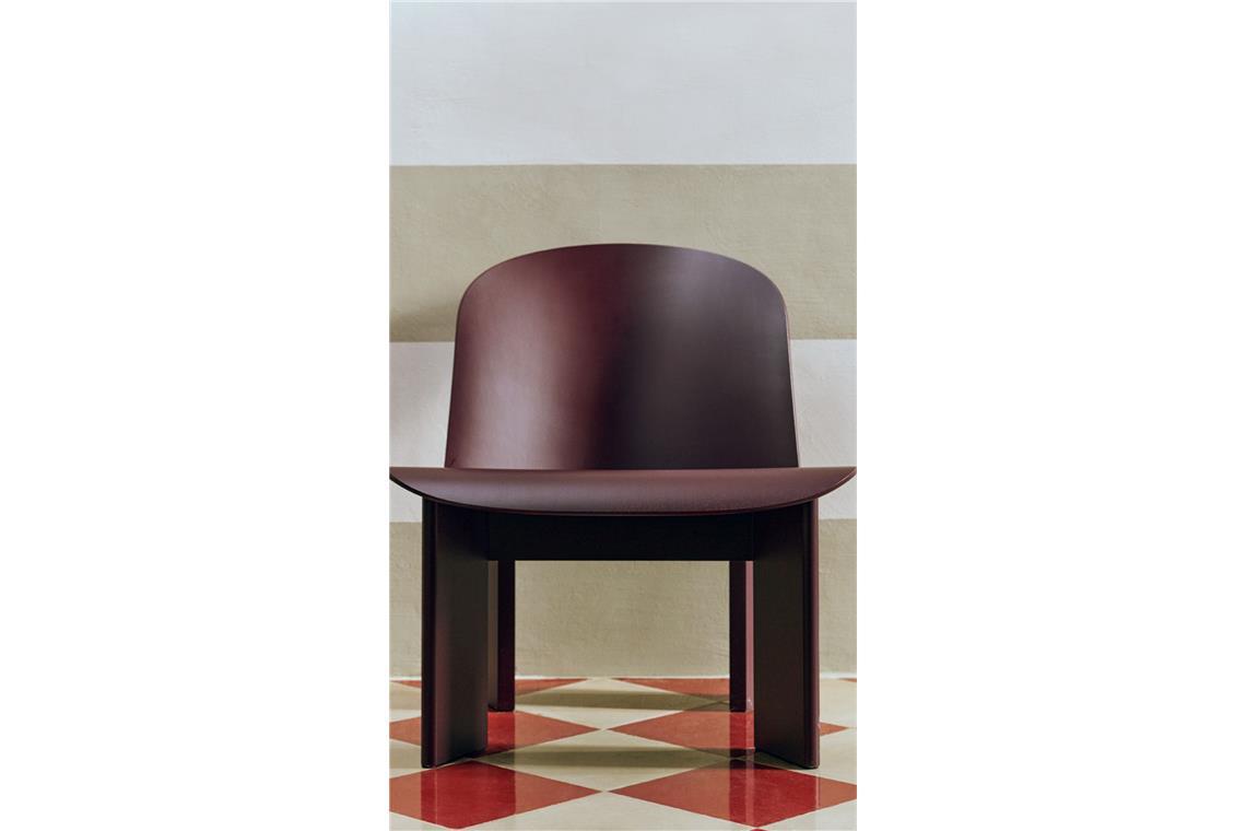 Was die Trends der Mailänder Möbelmesse über uns aussagen Lounge Chair „Chisel“ von Hay: Gedrungene Formen – in „deep red“ – burgunderfarben.
