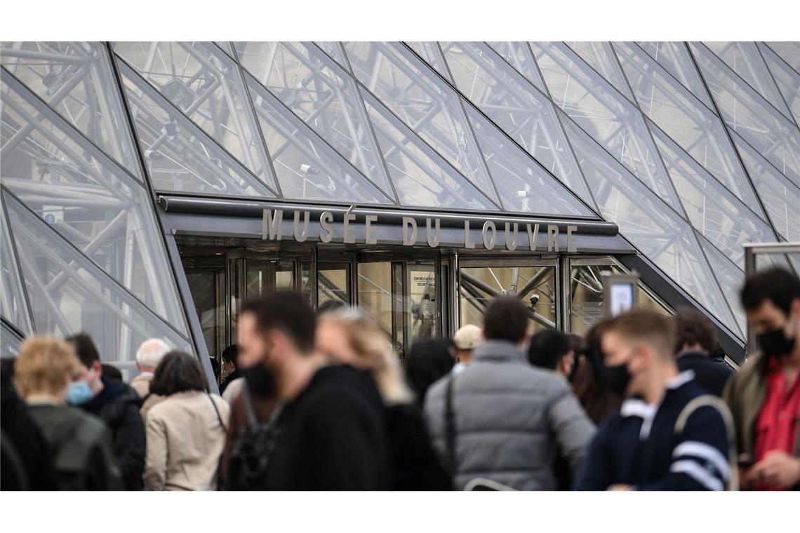 Louvre-Personal am Limit: Touristen vor geschlossenen Türen Louvre-Personal kann nicht mehr - bis zu 20.000 Besucher drängen sich täglich allein vor der weltberühmten "Mona Lisa" von Leonardo da Vinci.