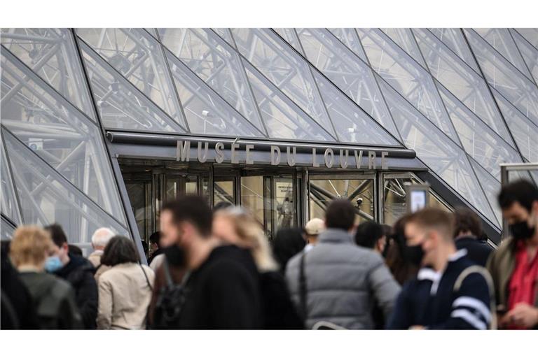 Louvre-Personal kann nicht mehr - bis zu 20.000 Besucher drängen sich täglich allein vor der weltberühmten "Mona Lisa" von Leonardo da Vinci.