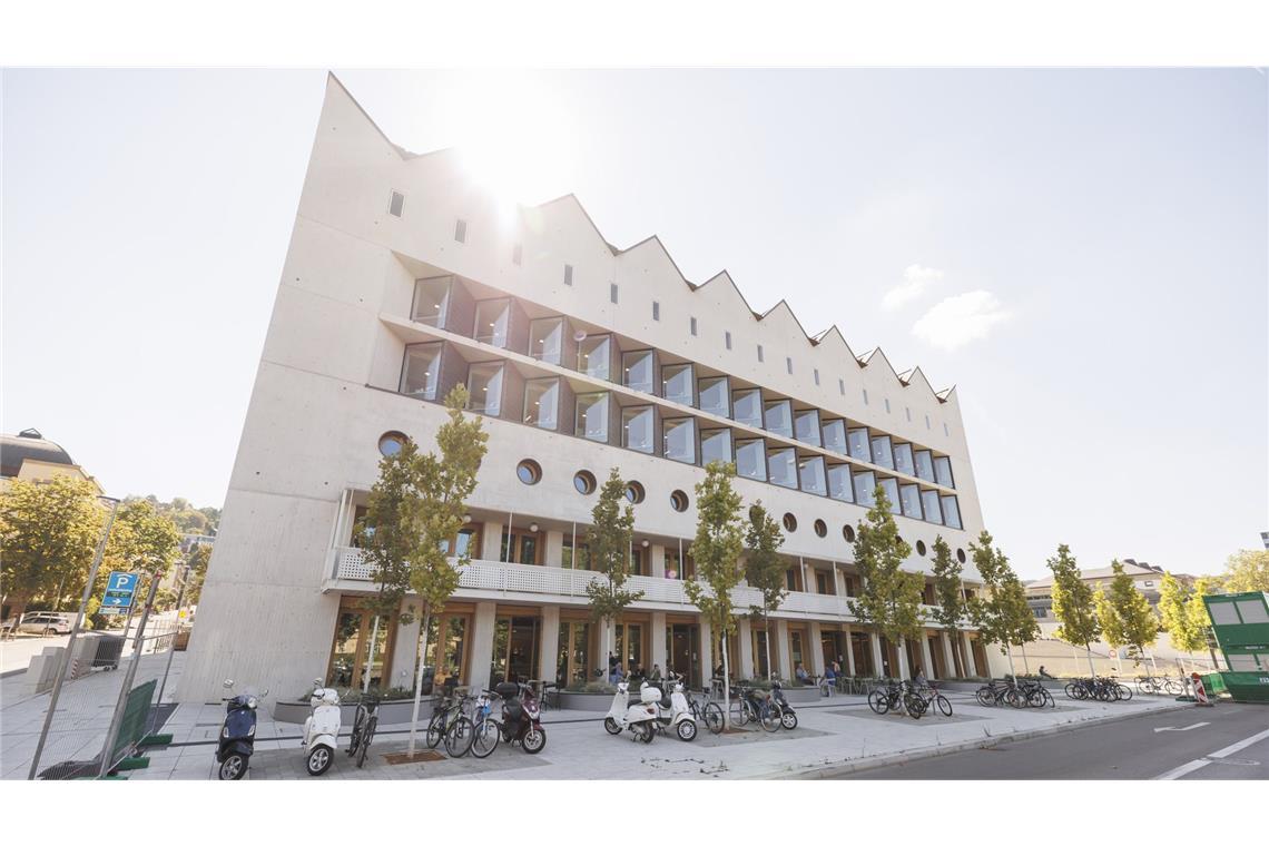 LRO Architekten aus Stuttgart haben neben dem Neubau für die Landesbibliothek auch die Freiflächen bis zur coolen Treppe des Stadtpalais gestaltet.