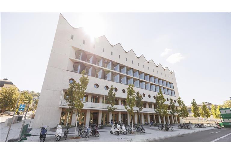 LRO Architekten aus Stuttgart haben neben dem Neubau für die Landesbibliothek auch die Freiflächen bis zur coolen Treppe des Stadtpalais gestaltet.
