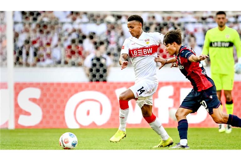 Luca Jaquez (li.) hat sich in der Abwehr des VfB Stuttgart inzwischen festgespielt.