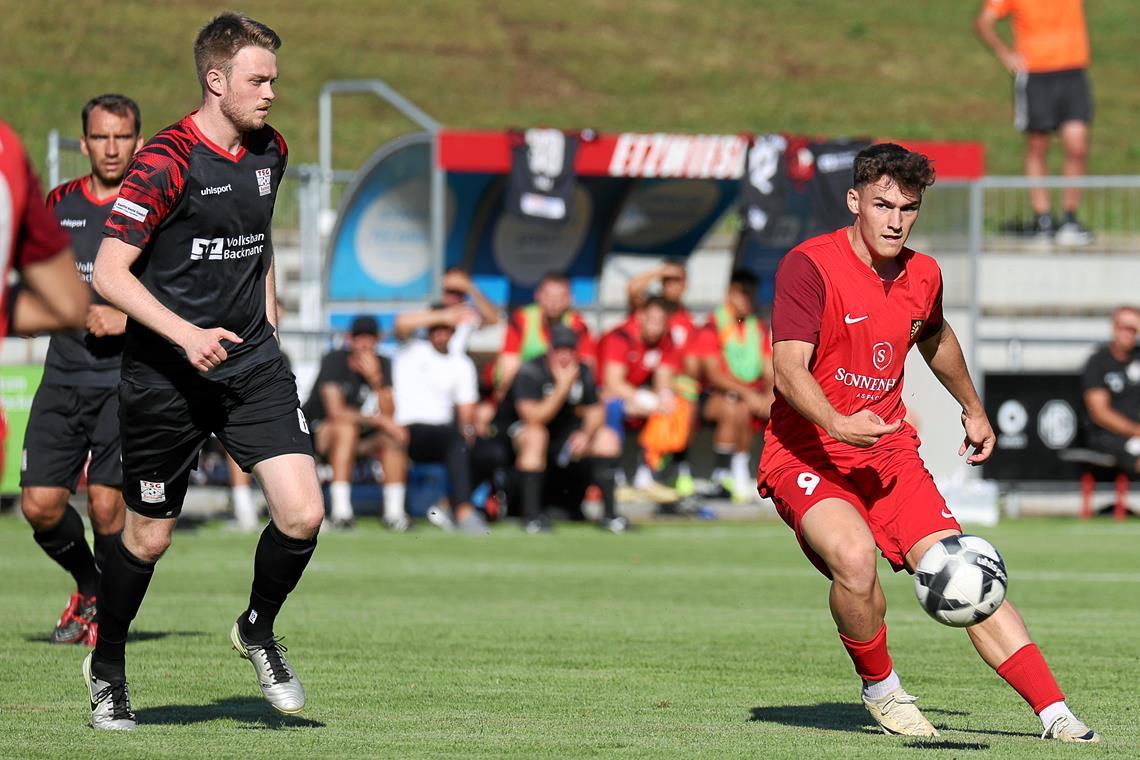 SG Sonnenhof Großaspach und TSG Backnang: Vor dem Ernstfall geht es ums Feintuning Luca Molinari (am Ball im Testspiel bei der TSG) ist eine von drei punktuellen Verstärkungen der SG Sonnenhof. Foto: Alexander Becher
