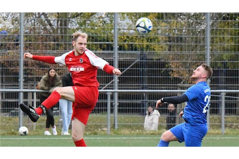 Luca Schauer (links), als er noch für die Sportvg Feuerbach in der Bezirksliga auf Torejagd ging. Nun ist er Co-Trainer und weiterhin Torjäger, jedoch beim Neuling&nbsp; Feuerbach II in der Kreisliga A.
