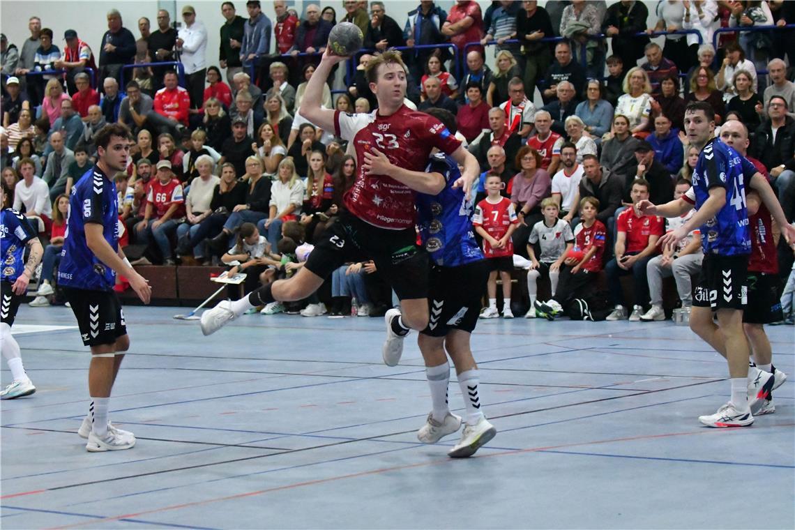 Lucas Frey (mit Ball) erzielt diesmal fünf Tore für die Handballer des TV Oeffingen.