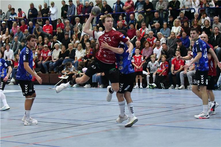 Lucas Frey (mit Ball) erzielt diesmal fünf Tore für die Handballer des TV Oeffingen.