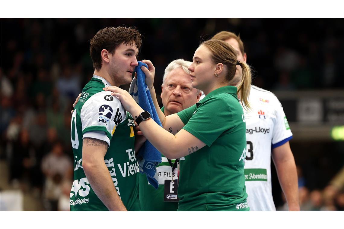 Ludvig Hallbäck wird an der Nase behandelt.