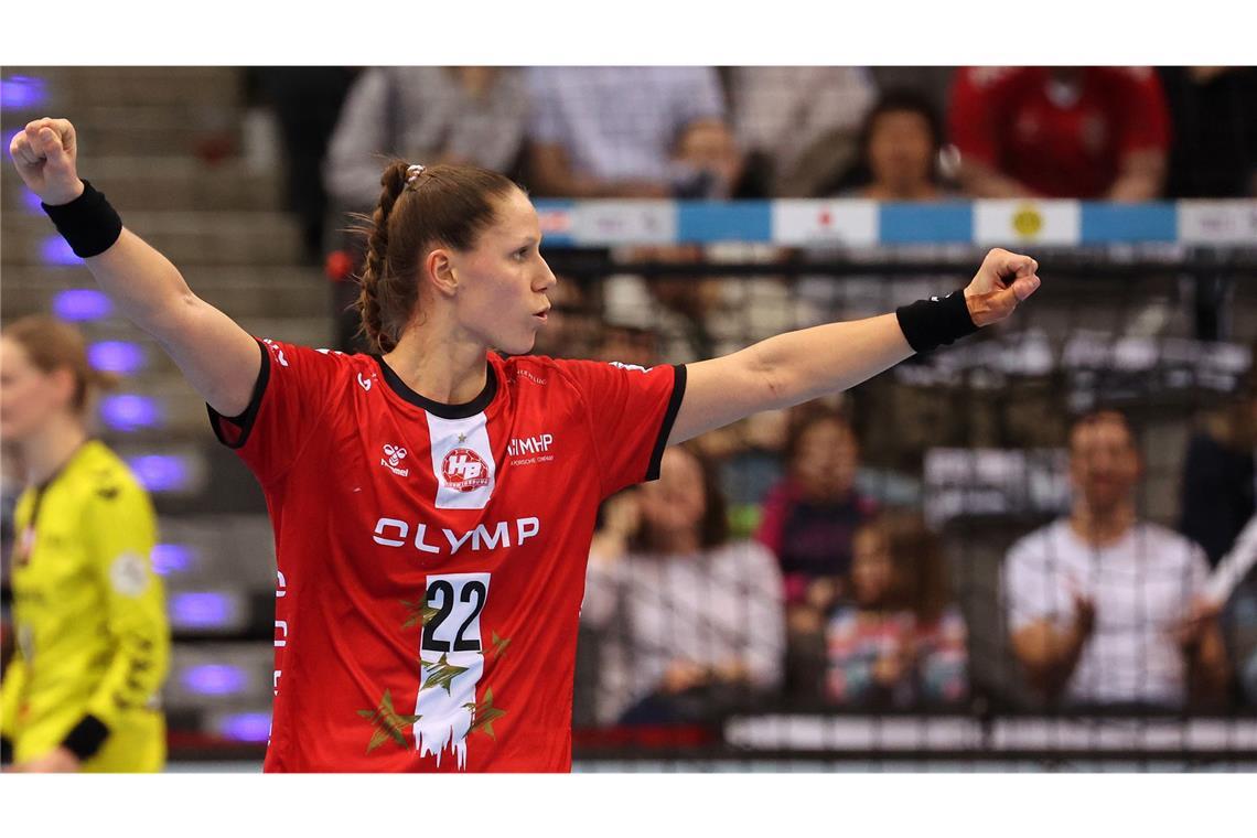 Pokalsieg als vorgezogenes Abschiedsgeschenk für Coach Vestergaard Ludwigsburgs Rückraumass Xenia Smits jubelt.