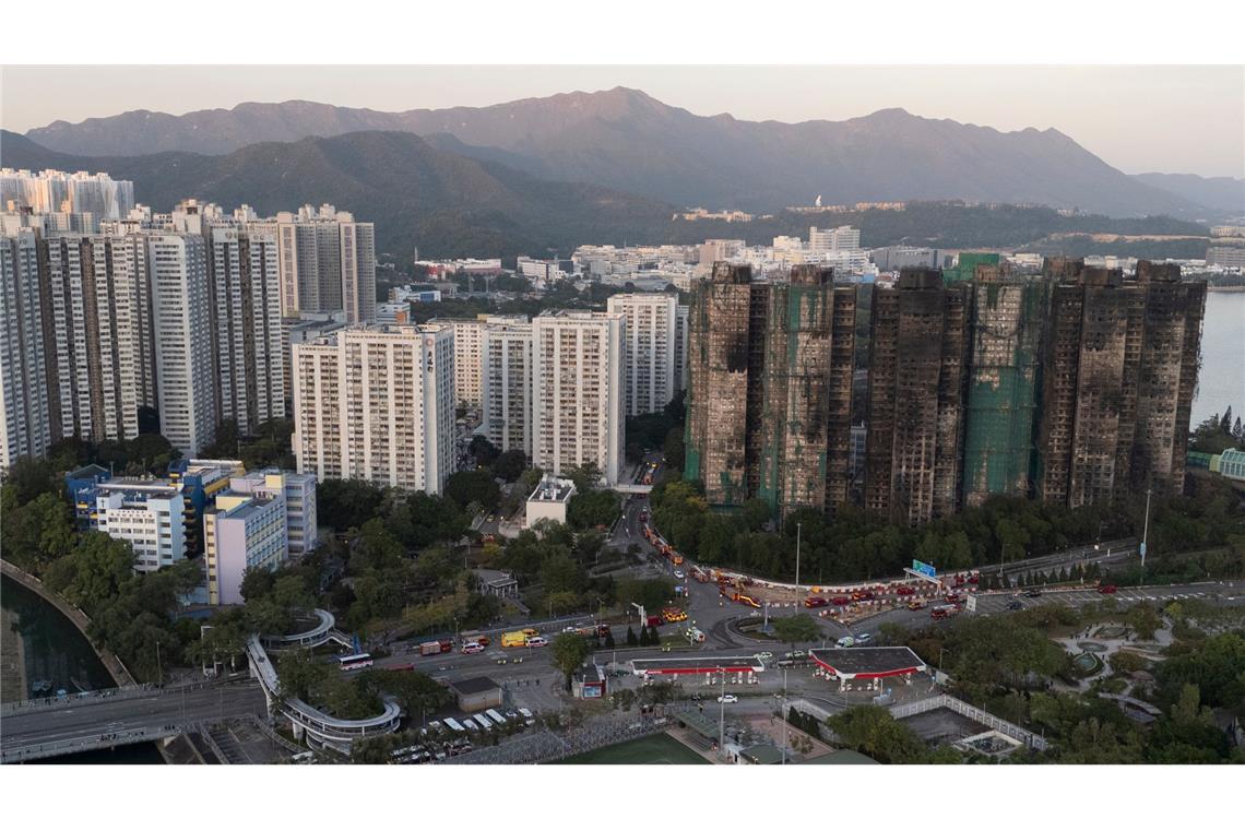 Luftaufnahme der verbrannten Gebäude nach dem tödlichen Feuer, das am Mittwoch in der Wohnsiedlung Wang Fuk Court im Stadtteil Tai Po ausgebrochen war.