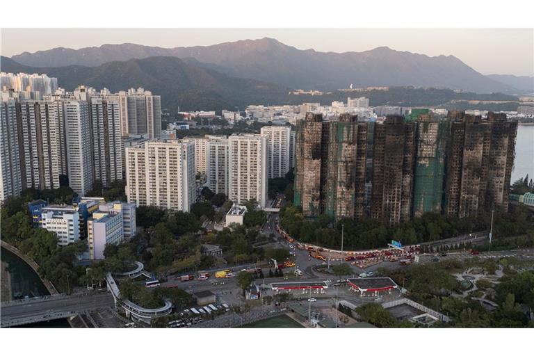 Luftaufnahme der verbrannten Gebäude nach dem tödlichen Feuer, das am Mittwoch in der Wohnsiedlung Wang Fuk Court im Stadtteil Tai Po ausgebrochen war.