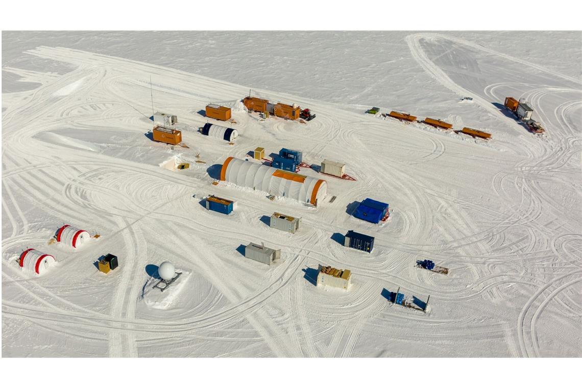 Ältestes Eis der Welt in der Antarktis erbohrt Luftaufnahme Forschungscamp „Little Dome C“ in der Antarkti.