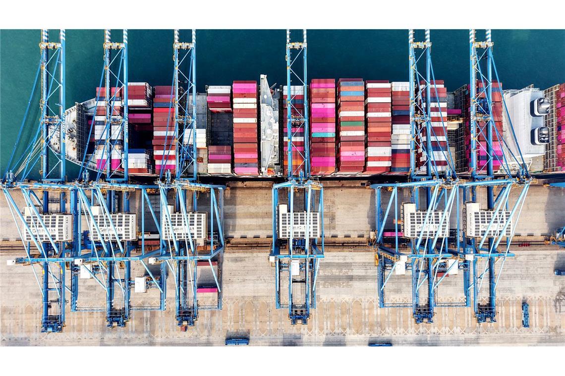 Bilder des Tages Luftaufnahme von einem Containerterminal in der Stadt Qingdao in der ostchinesischen Provinz Shandong.