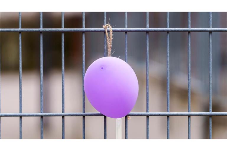 Luftballons sind in der Hoffnung aufgehängt worden, ihr Anblick könnte Pawlos aus einem Versteck locken.