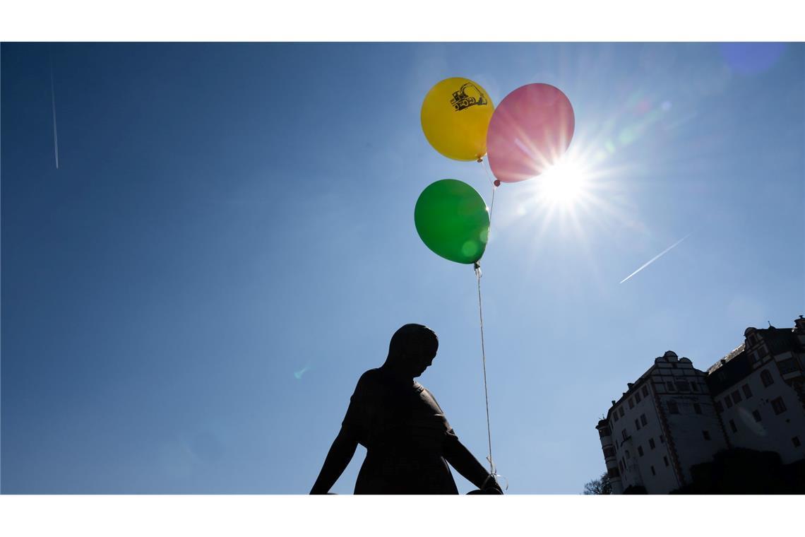 Bilder des Tages Luftballons sollen den vermissten Pawlos finden helfen.