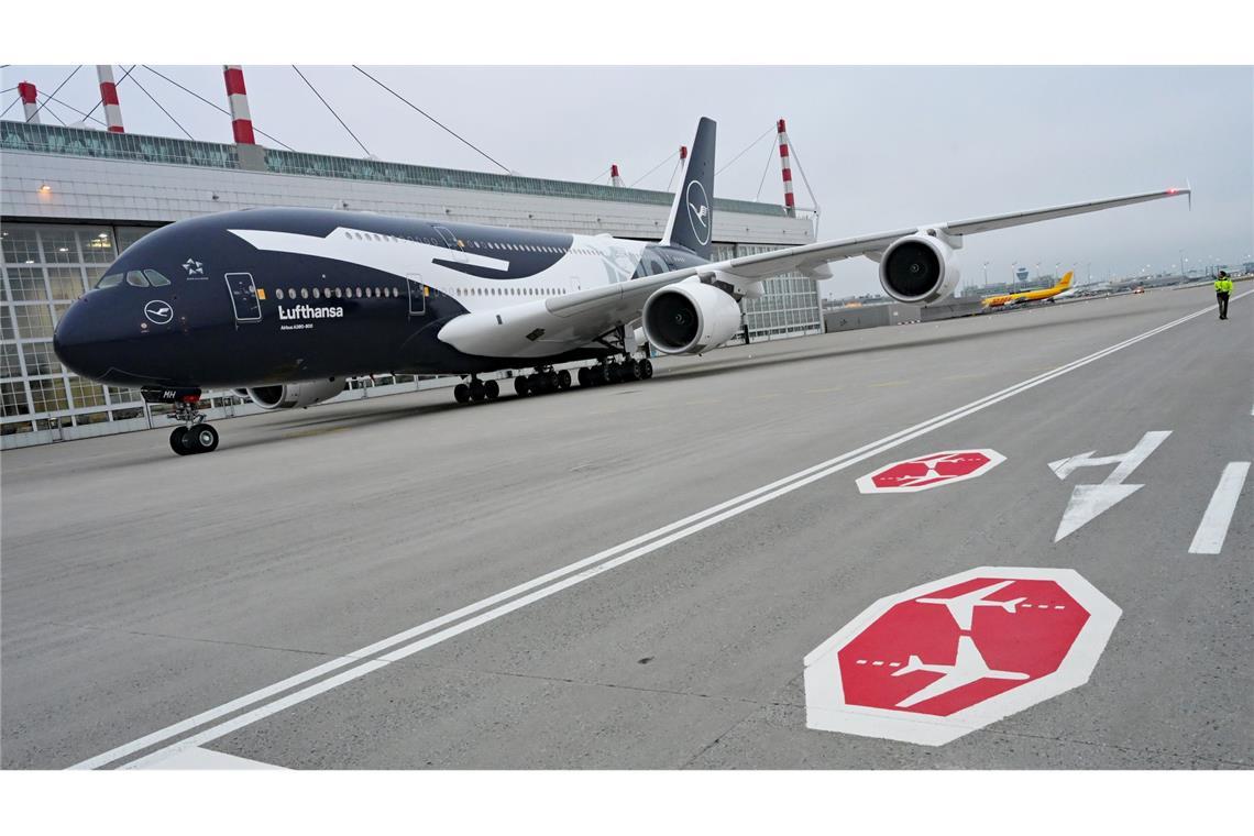 Lufthansa lässt sieben Jets verschiedener Flugzeugtypen in einer Jubiläumslackierung starten.