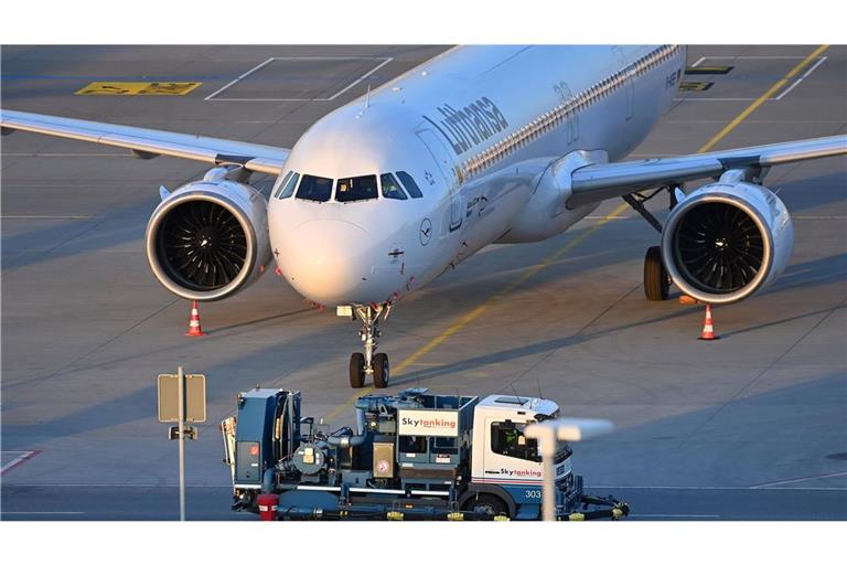 Lufthansa versichert seinen Kunden, dass im Sommer keine Flugausfälle wegen fehlenden Kerosins drohen (Symbolfoto).