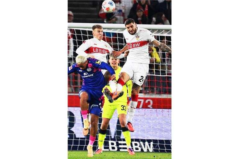 Lufthoheit: die VfB-Profis Jeff Chabot (re.) und Finn Jeltsch (li.)  im Zweikampf mit dem Mainzer Armindo Sieb